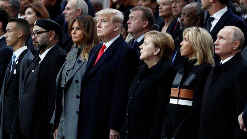 Fotografija: Lanska počastitev stoletnice konca prve svetovne vojne je pritegnila v Pariz tako Donalda Trumpa kot Vladimirja Putina. Nepredvidljiva voditelja ZDA in Rusije sta med glavnimi vzroki za to, da je liberalna ureditev sveta v krizi. Foto Reuters