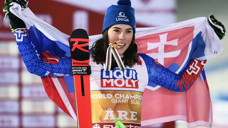 Fotografija: Petra Vlhova je prva Slovakinja z naslovom svetovne prvakinje v zgodovini alpskega smučanja. FOTO: AFP