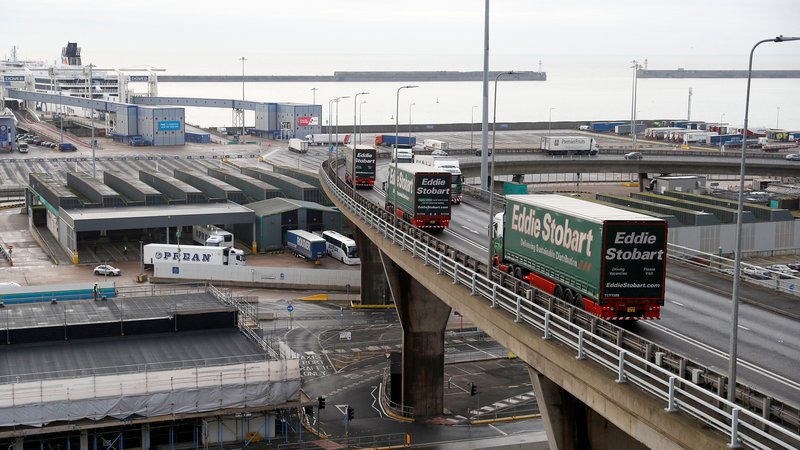 Fotografija: Pristanišče v Dovru, kjer trajektni terminal sprejme več kot 10.000 tovornjakov na dan, nima prostora za čakajoče kolone. FOTO Reuters