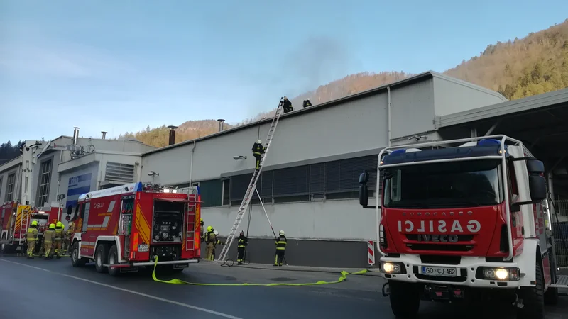 Fotografija: Poveljnik PGD Spodnja Idrija Rober Jereb je dejal, da je požar podoben tistemu izpred slabega pol leta. FOTO: Anja Intihar/Delo