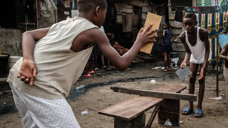Fotografija: Utrinek iz ulice v nigerijskem mestu Port Harcourt. Nigerijski predsedniški kandidati so zaključili volilne kampanje, sedaj pa je čas, da v najbolj naseljeni afriški državi volilci izberejo novega voditelja. Foto Yasuyoshi Chiba Afp