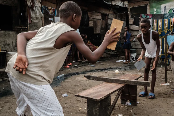 Utrinek iz ulice v nigerijskem mestu Port Harcourt. Nigerijski predsedniški kandidati so zaključili volilne kampanje, sedaj pa je čas, da v najbolj naseljeni afriški državi volilci izberejo novega voditelja. Foto Yasuyoshi Chiba Afp