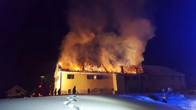 V mrzli noči novemba lani je požar v Veliki Nedelji pregnal na prosto 12 ljudi.<br />
Foto: Oste Bakal