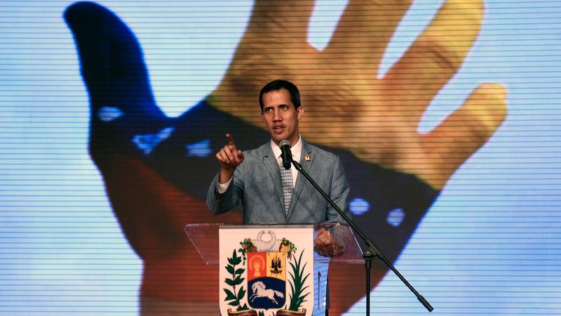 Fotografija: Kdo je sploh priznal Guaidója? Eksplicitno so ga priznale ZDA in še približno ducat neevropskih držav. S priznanjem so te države kršile mednarodno pravo. Evropske države so večinoma veliko bolj previdne. FOTO: AFP