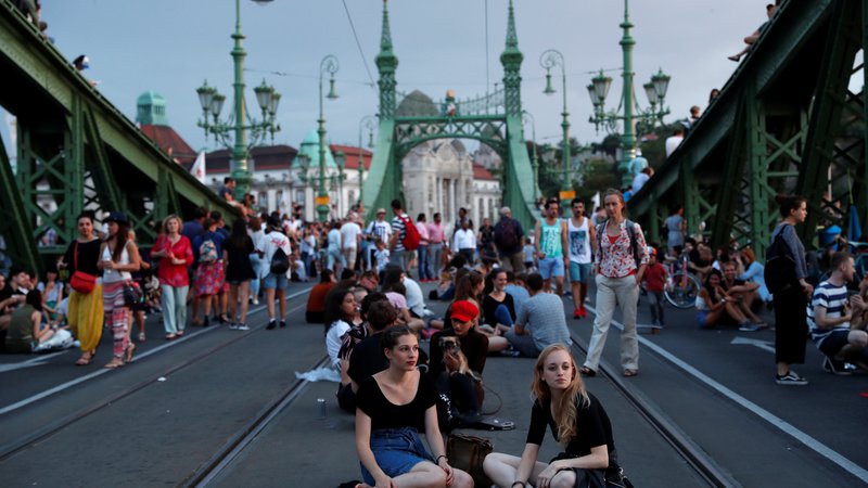 Fotografija: Budimpešti rečejo tudi vzhodni Pariz, poleg kozmopolitskega šarma obe prestolnici druži tudi uporniški duh njunih meščanov. FOTO: Reuters