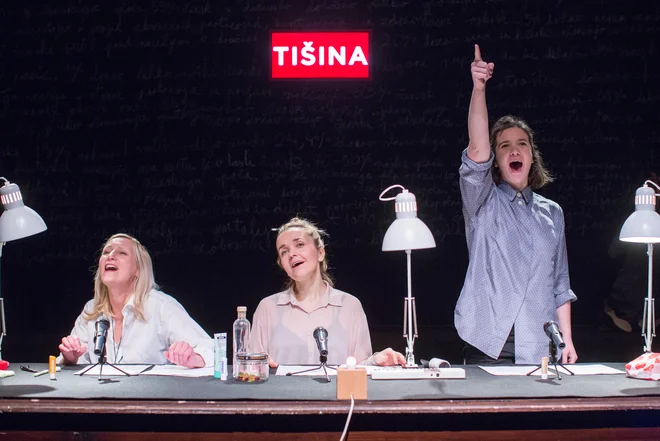 Igralke Barbara Krajnc Avdić, Maja Kunšič in Zala Ana Štiglic Foto Matej Povše