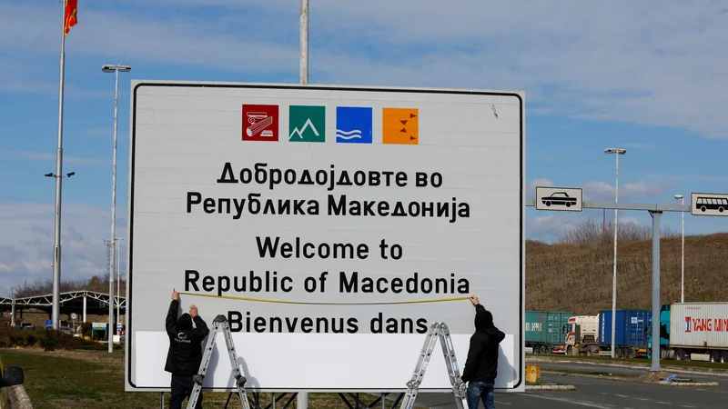 Fotografija: Dobrodošli v Republiki Makedoniji se po novem glasi Dobrodošli v Republiki Severni Makedoniji. FOTO: Ognen Teofilovski/Reuters