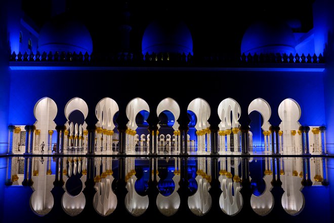 Velika mošeja šejka Zajeda v Abu Dabiju. FOTO: Andrew Caballero-Reynolds/Reuters