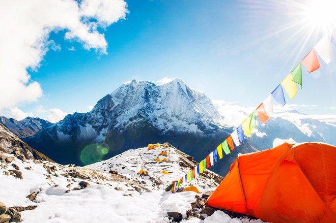 Everest se kopa tudi v smeteh, ne le v soncu. FOTO: Shutterstock