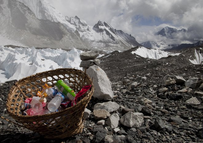 Smeti na Everest so resen problem. FOTO: Reuters