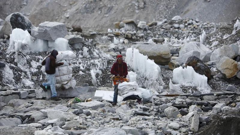 Fotografija: Čistilna akcija na Everestu lani spomladi. FOTO: Reuters