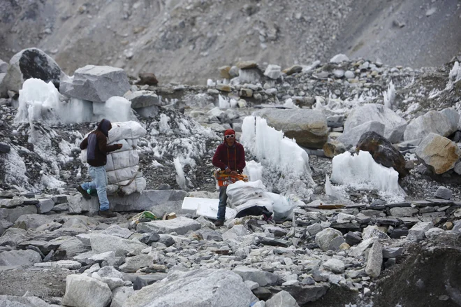 Čistilna akcija na Everestu lani spomladi. FOTO: Reuters