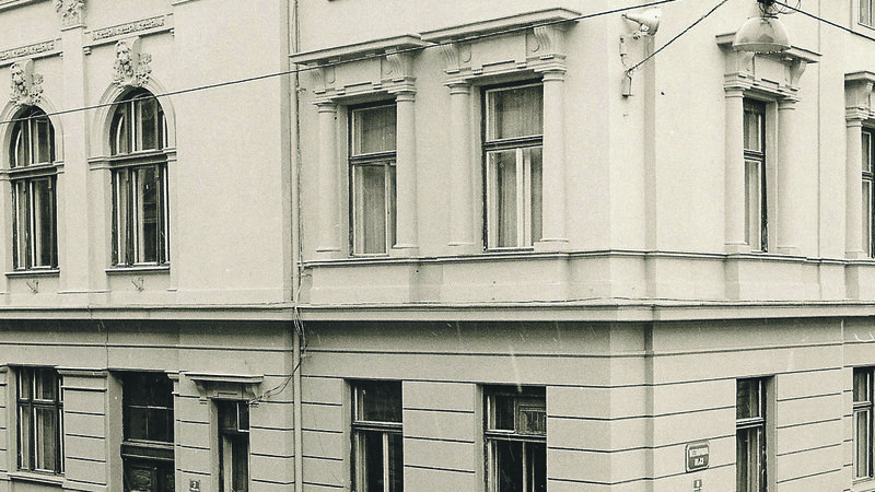 Fotografija: Člani uredništva Dela 20. februarja 1982, ko se je poslovilo od starih prostorov na Tomšičevi ulici. Foto Joco Žnidaršič
