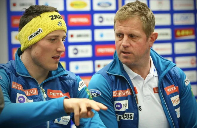Trener Klemen Bergant (desno, levo Štefan Hadalin) pravi, da se mora Žan Kranjec še veliko naučiti. FOTO: Jure Eržen/Delo