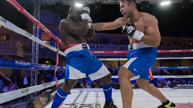 Fotografija: Haris Aksalič (desno) je v svojem prvem profesionalnem obračunu konec lanskega septembra v Cape Townu premagal Kamerunca Nica Yamdjieja. FOTO: Kakaloda Promotions/Dan Edwards