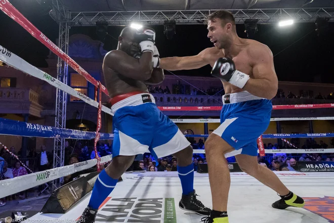 Haris Aksalič (desno) je v svojem prvem profesionalnem obračunu konec lanskega septembra v Cape Townu premagal Kamerunca Nica Yamdjieja. FOTO: Kakaloda Promotions/Dan Edwards<br />
&nbsp;