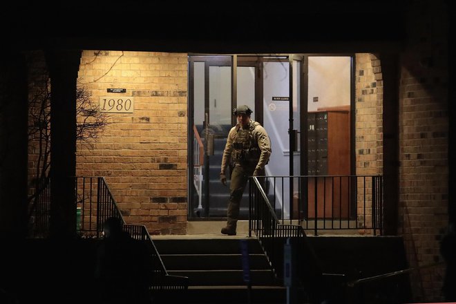 Policija preiskuje tudi dom napadalca. FOTO: Scott Olson/AFP