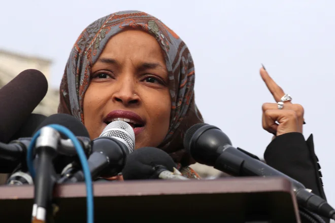 Nedavne tvite Ilhan Omar so mnogi tudi v demokratski stranki razumeli kot prikrit antisemitizem, namigovanje na židovski denar, ki kvarno vpliva na politiko. FOTO: REUTERS/Jonathan Ernst