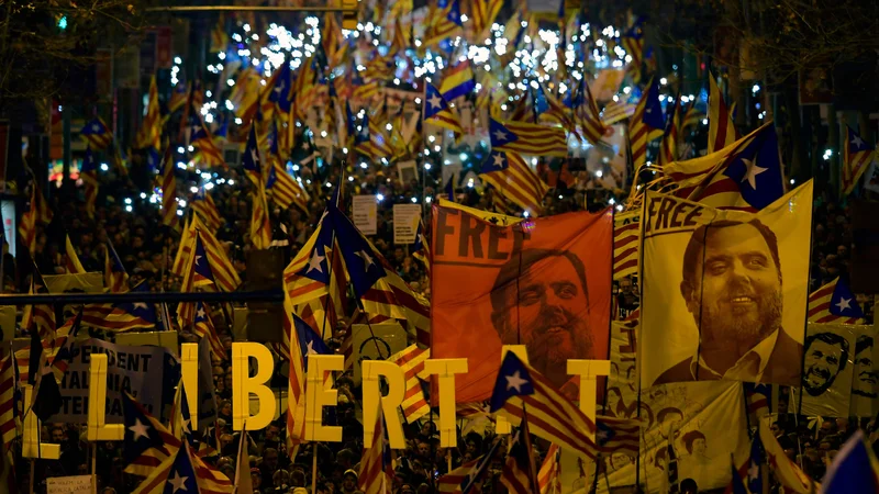 Fotografija: Protestniki na ulicah Barcelone. Foto Lluis Gene Afp