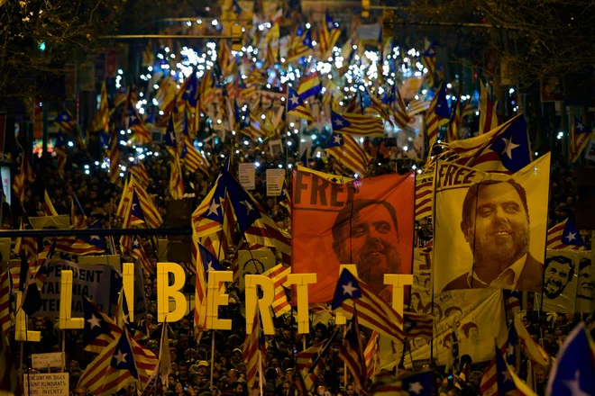 Protestniki na ulicah Barcelone. Foto Lluis Gene Afp