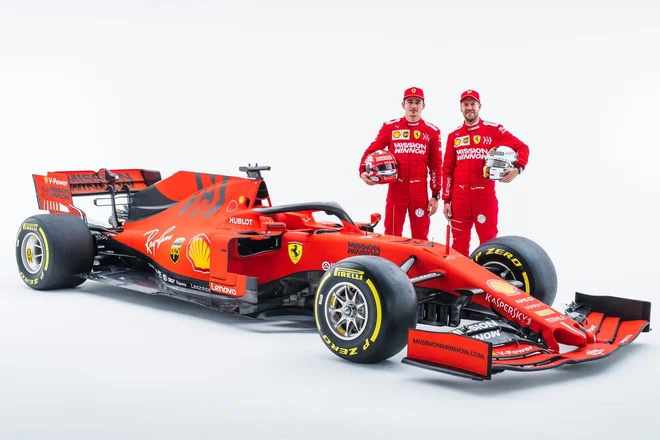 Novi Ferrarijev dirkalnik SF90 ima bolj poudarjeno črno barvo, v moštvu si od Sebastiana Vettla in novinca Charlesa Leclerca obetajo veliko. FOTO: AFP