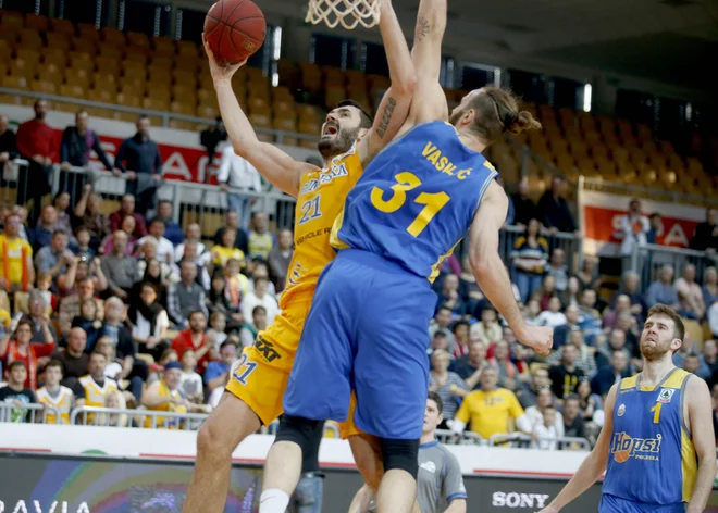 Marko Jagodić Kuridža (z žogo) in Milojko Vasilić sta se borila pod košem. FOTO: Roman Šipić/Delo