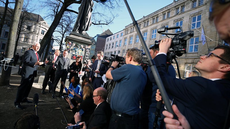 Fotografija: Ameriškemu podpredsedniku Miku Penceu med obiskom v bavarski prestolnici ni uspelo prepričati evropskih zaveznic o tem, da je pot, ki so jo ubrale ZDA, prava. FOTO: Reuters