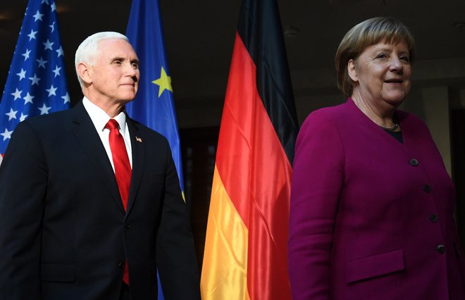 Ameriški podpredsednik Mike Pence in nemška kanclerka Angela Merkel. FOTO: Christof STACHE / AFP