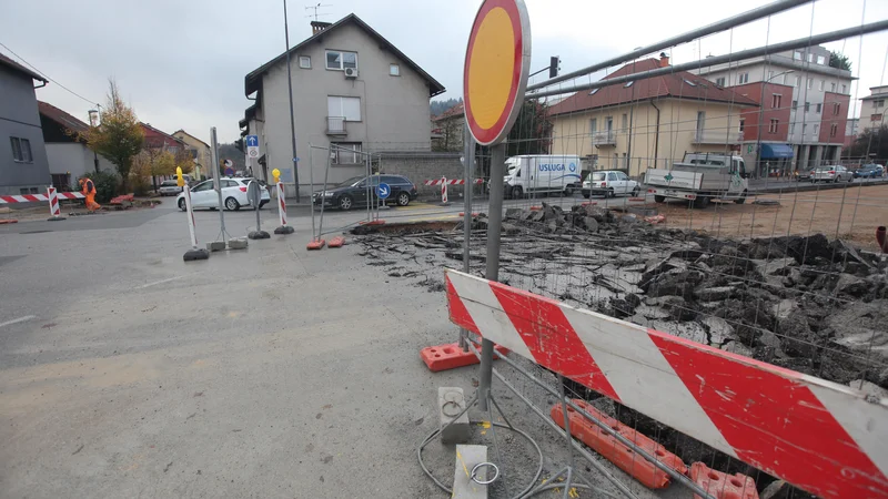 Fotografija: Gradbena dela na Drenikovi ulici bodo potekala vsaj do 3. marca. FOTO: Mavric Pivk/Delo