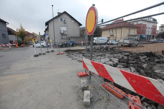Gradbena dela na Drenikovi ulici bodo potekala vsaj do 3. marca. FOTO: Mavric Pivk/Delo
