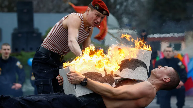 Fotografija: Beloruski specialci ministrstva za notranje zadeve izvajajo točko moči in vzdržljivosti na dogodku Zimske radosti v vojaški bazi v Minsku. Foto Vasily Fedosenko Reuters