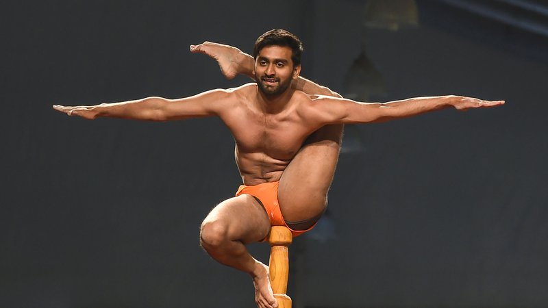 Fotografija: V Mumbaju je potekalo svetovno prvenstvo v mallakhambu, športu, ki ga lahko opišemo kot joga na lesenem drogu. Tekmovanja se je udeležilo 100 tekmovalcev iz 15. držav. Foto Punit Paranjpe Afp