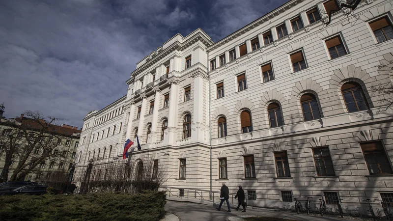 Fotografija: Po oceni vrhovnega sodišča bo sodstvu zmanjkalo 5,3 milijona evrov za plače in 1,3 milijona za pokrivanje povečanih obveznosti. FOTO: Voranc Vogel/Delo