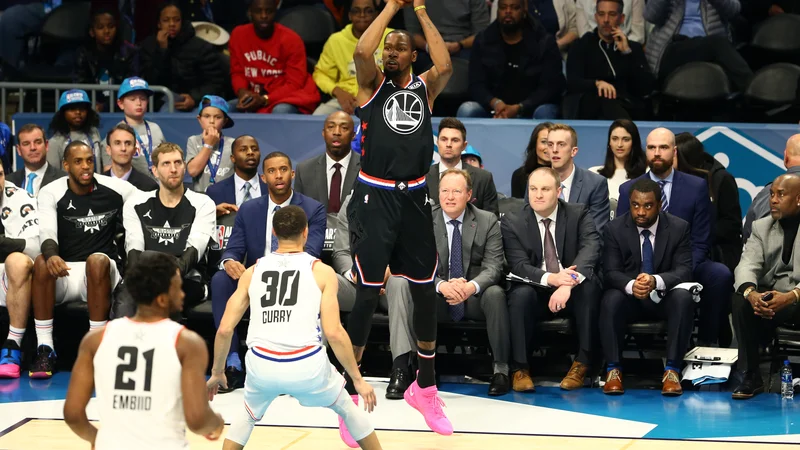 Fotografija: LeBron James se ni uštel, ko je pred tekmo All-Star kot prvega vnovič izbral Kevina Duranta (pri metu). FOTO: USA Today