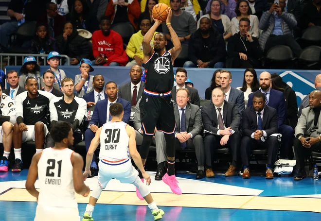 LeBron James se ni uštel, ko je pred tekmo All-Star kot prvega vnovič izbral Kevina Duranta (pri metu). FOTO: USA Today