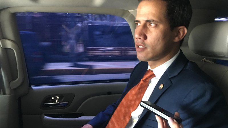 Fotografija: Juan Guaidó med intervjujem za Delo v avtomobilu. FOTO: Gašper Završnik