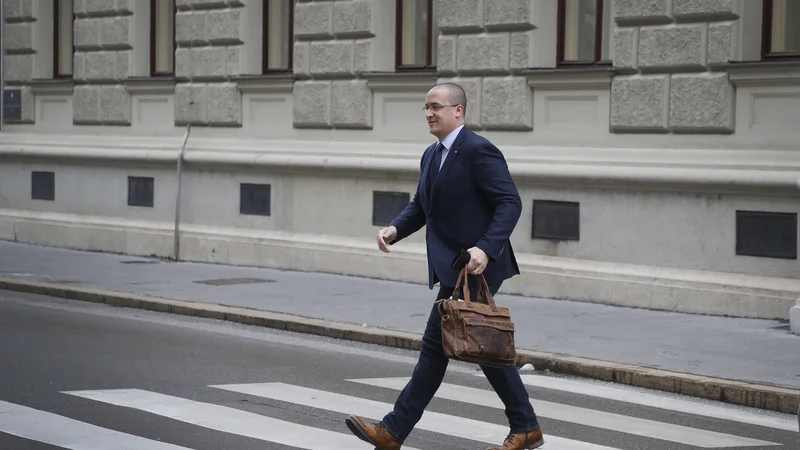 Fotografija: Minister za okolje Jure Leben se ne more izogniti novim očitkom v zvezi z maketo drugega tira železniške proge. FOTO: Leon Vidic/Delo