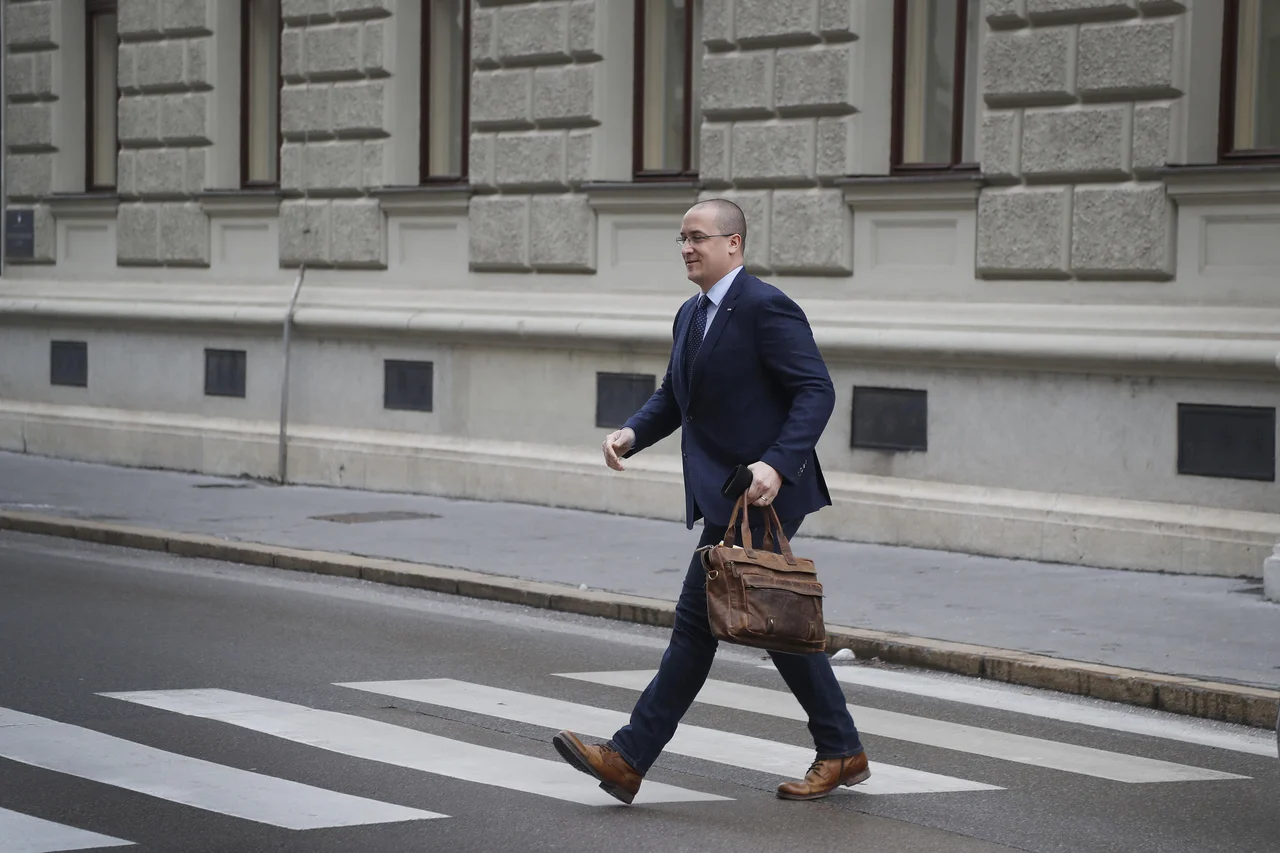 Fotografija: Minister za okolje Jure Leben se ne more izogniti novim očitkom v zvezi z maketo drugega tira železniške proge. FOTO: Leon Vidic/Delo