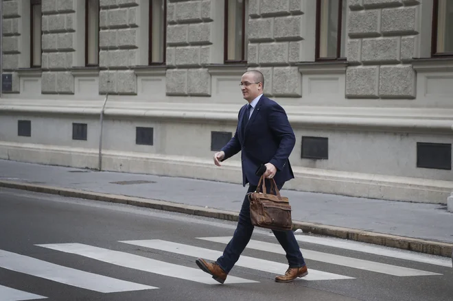 Minister za okolje Jure Leben se ne more izogniti novim očitkom v zvezi z maketo drugega tira železniške proge. FOTO: Leon Vidic/Delo