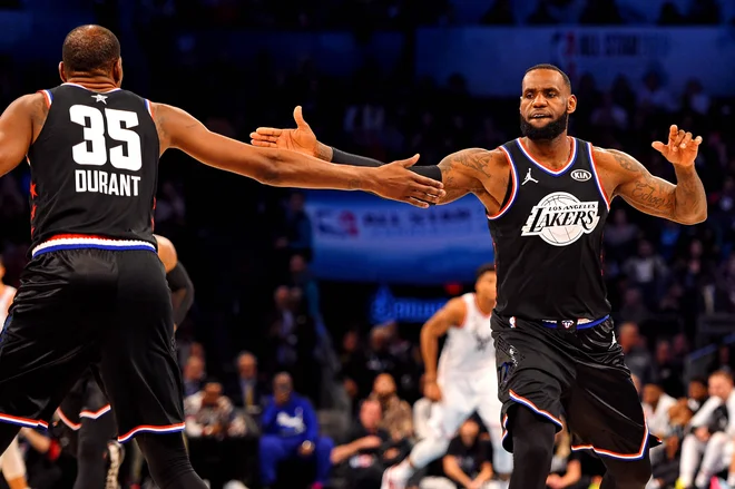LeBron James (desno) in Kevin Durant se na igrišču odlično ujameta. FOTO: USA Today