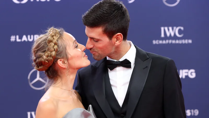 Fotografija: Novak Đoković v objemu soproge Jelene. FOTO: Valery Hache/AFP