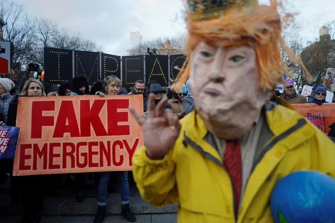 Na dan predsednika je 16 zveznih držav s Kalifornijo na čelu vložilo tožbo proti Trumpu. FOTO: Go Nakamura/Reuters