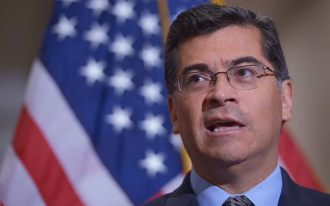 »Predsednik je v nasprotju z voljo kongresa uporabil izgovor umetno ustvarjene krize nezakonitega priseljevanja,« je pojasnil državni tožilec Xavier Becerra. FOTO: Mandel Ngan/AFP