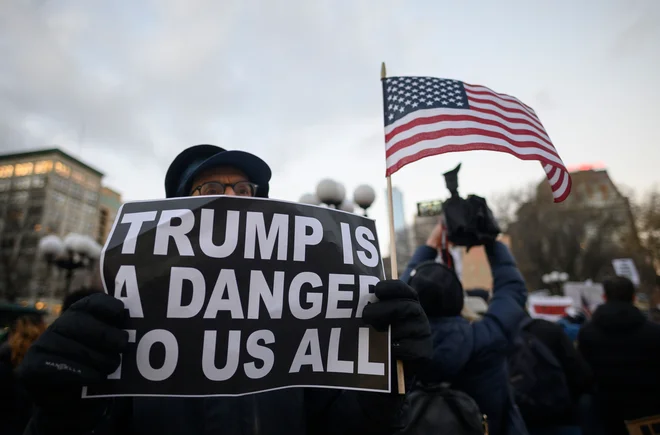 Ameriški predsednik Trump je znan po svojem občudovanju močnih voditeljev, za prvake prijateljskih demokratičnih držav pa ima pripravljeno trdo pest. FOTO: Johannes Eisele/AFP
