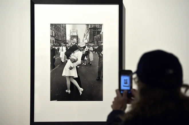 Znamenita fotografija je bila ena od štirih, ki jih je Eisenstadt posnel za Life Magazine. FOTO: AFP