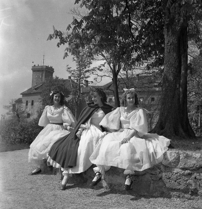 Lepota in zver, gledališka predstava za otroke na ljubljanskem gradu aprila 1960. Nastopali so igralci Mladinskega gledališča v Ljubljani – na fotografiji z leve Helena Skebe, Kristina Piccoli in Duša Počkaj.<br />
Foto: Edi Šelhaus