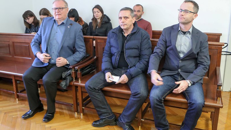 Fotografija: Rado Janša, Ivan Miklič in Tomaž Malovrh (z leve) so vsi trije krivdo zanikali. FOTO: Marko Feist