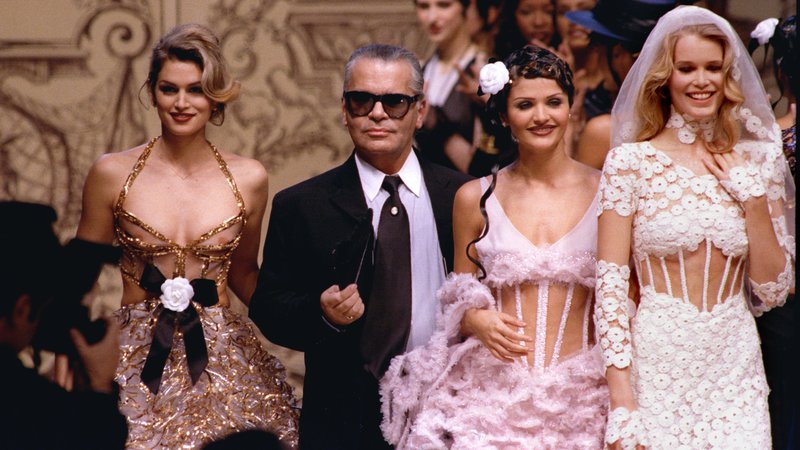 Fotografija: Karl Lagerfeld na Chanelovi modni reviji z legendarnimi supermanekenkami devetdesetih let: Cindy Crawford, Heleno Christensen and Claudio Schiffer. Foto Reuters