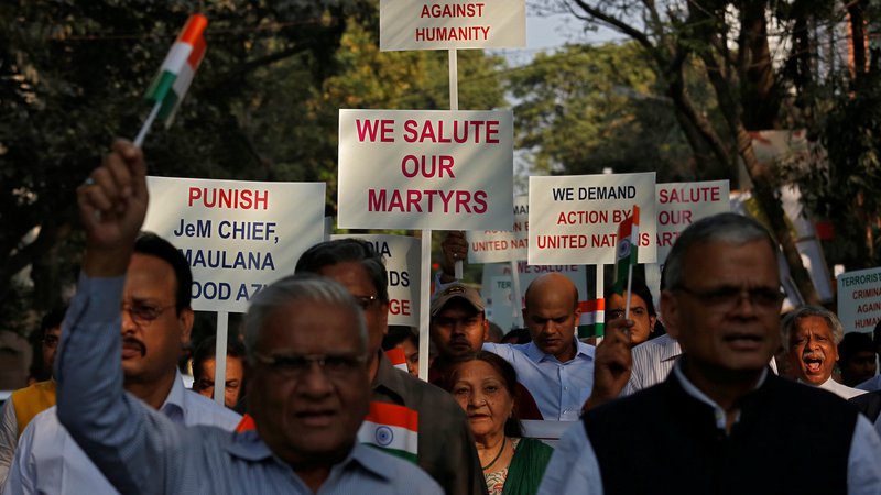 Fotografija: Shod v spomin na preminule pripadnike indijskih varnostnih sil, ki so izgubili življenje v četrtkovem napadu. FOTO: Rupak De Chowdhuri/Reuters