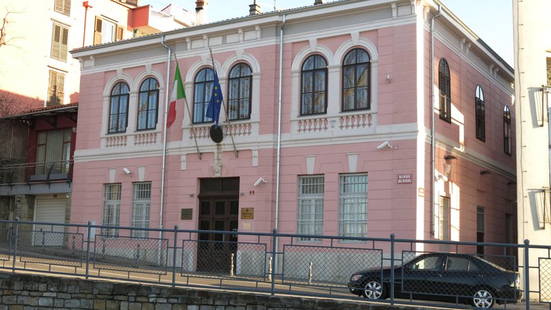 Fotografija: Italijanskemu konzulatu se ne bo treba seliti iz palače Vianello v Kopru, ker je župan ne prodaja več. FOTO: Boris Šuligoj